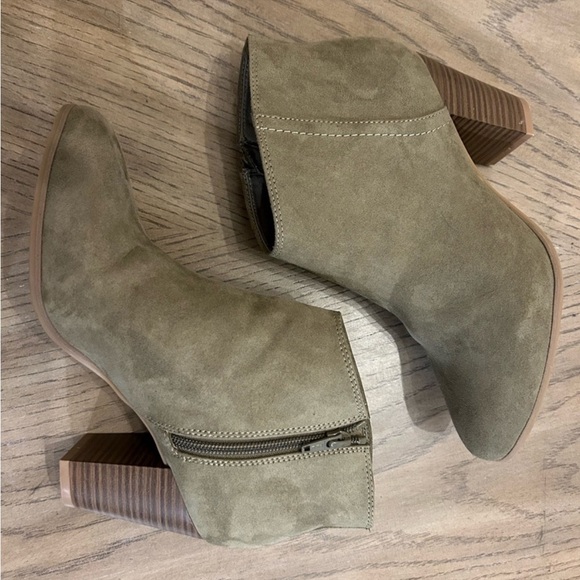 Old navy olive green zipper booties size 7 - Picture 2 of 8